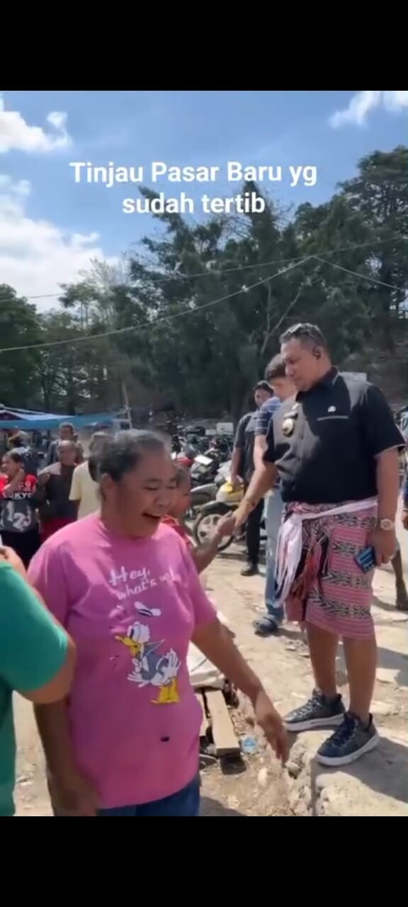 Bupati Yoseph Falentinus D. Kebo saat berdialog langsung dengan pelaku UKM di Pasar Baru kefamenanu