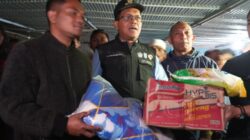 Malam di Poka, Gubernur Melki Serahkan Bantuan untuk Warga Terdampak Gempa